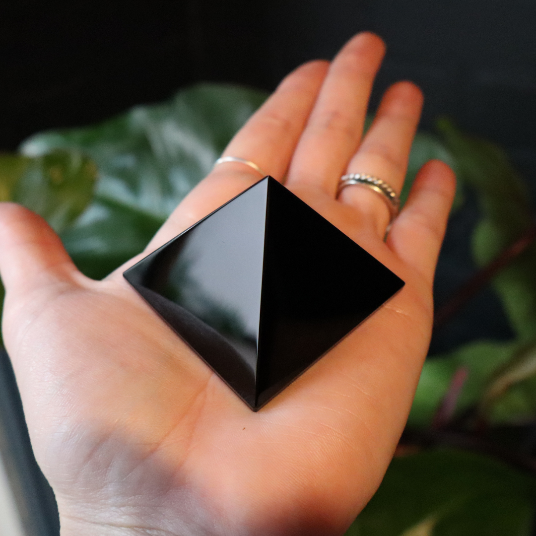 Black Obsidian Pyramid – Grounding & Protection (4x4cm)